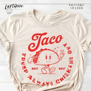 Puede incluir: Camiseta unisex color crema con un gráfico de taco rojo. El personaje del taco hace el signo de la paz y tiene el texto "Taco" encima. El texto "Trump Always Chickens Out" está en un círculo alrededor del taco.
