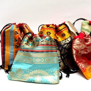Sieradentassen, Indiase sarizakjes, Saree Border-cadeauzakjes, 100 stuks stuks, zakjes feestbedankjes, 4 x 4 inch, bedankzakje, brokaatstof