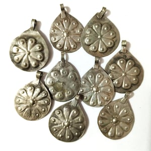 ヴィンテージ アフガニ チャーム 11 個セット、花柄の刻印入りラスティック シルバー ディスク