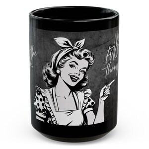 Ciemny kubek do kawy w stylu vintage | „Tam są drzwi...” | Sassy Retro Housewife Theme | 15 uncji czarnej ceramiki | Humorystyczny i sarkastyczny wystrój kuchni