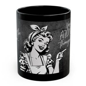 Ciemny kubek do kawy w stylu vintage | „Tam są drzwi...” | Sassy Retro Housewife Theme | 11 uncji czarnej ceramiki | Humorystyczny i sarkastyczny wystrój kuchni