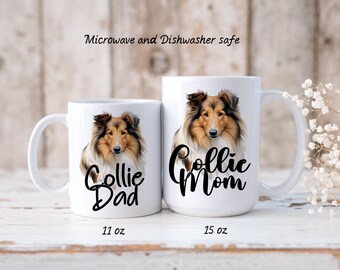 Könnte beinhalten: Zwei weiße Keramikbecher mit einem Collie-Hundebild und Text. Der größere Becher ist 15 oz groß und trägt die Aufschrift "Collie Mom". Der kleinere Becher ist 11 oz groß und trägt die Aufschrift "Collie Dad". Beide Becher sind mikrowellen- und spülmaschinenfest.