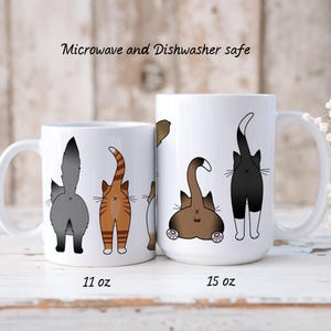 Può includere: Due tazze in ceramica bianca con un design di culi di gatto. La tazza più piccola è da 11 oz e la più grande da 15 oz. Entrambe le tazze sono adatte per microonde e lavastoviglie.