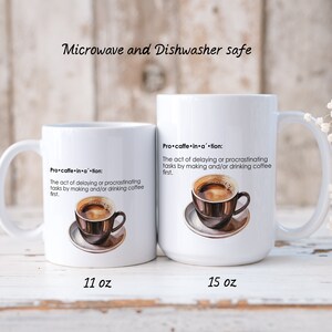 Puede incluir: Dos tazas de cerámica blanca con una ilustración en negro y marrón de una taza de café. Las tazas tienen el texto "Pro caffe-in-ation: The act of delaying or procrastinating tasks by making and/or drinking coffee first." Las tazas están etiquetadas con 11 oz y 15 oz.