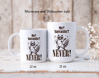 ¿Yo? ¿Sarcástico? ¡Jamás! Taza de Mapache Descarado - Cerámica Blanca para Café, Té o Chocolate - 325 g o 435 g
