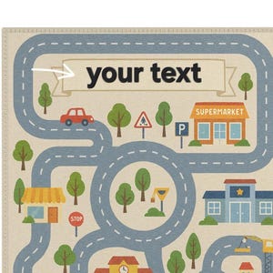 Puede incluir: Una alfombra de juego beige con un dise&ntilde;o de mapa de carreteras. La alfombra presenta carreteras azules, &aacute;rboles verdes y edificios como un supermercado y una estaci&oacute;n de polic&iacute;a. El texto "your text" se muestra en una pancarta. Tambi&eacute;n se ve un coche rojo.