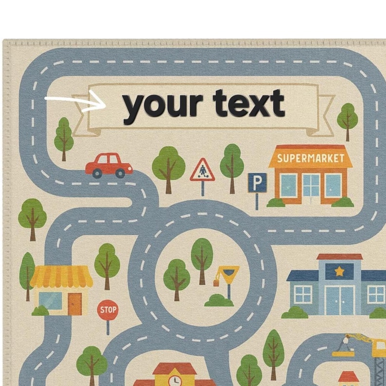 Puede incluir: Una alfombra de juego beige con un dise&ntilde;o de mapa de carreteras. La alfombra presenta carreteras azules, &aacute;rboles verdes y edificios como un supermercado y una estaci&oacute;n de polic&iacute;a. El texto "your text" se muestra en una pancarta. Tambi&eacute;n se ve un coche rojo.