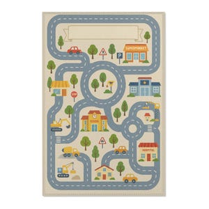 Puede incluir: Una alfombra de juego rectangular con un dise&ntilde;o de mapa de carreteras. La alfombra presenta una red de carreteras, edificios como una escuela y un hospital, &aacute;rboles y veh&iacute;culos. La paleta de colores incluye azul, beige, verde, amarillo y rojo.