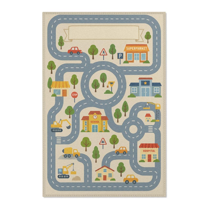 Puede incluir: Una alfombra de juego rectangular con un dise&ntilde;o de mapa de carreteras. La alfombra presenta una red de carreteras, edificios como una escuela y un hospital, &aacute;rboles y veh&iacute;culos. La paleta de colores incluye azul, beige, verde, amarillo y rojo.