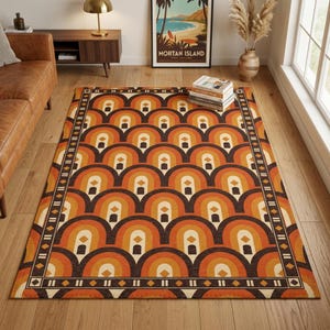 Puede incluir: Una alfombra rectangular con un patrón repetitivo de arcos concéntricos en tonos naranja, marrón y crema. El diseño incluye un borde geométrico con formas de diamantes y rectángulos, creando una disposición visual estructurada.
