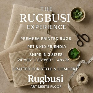 Puede incluir: Alfombras beige estampadas con el texto "The Rugbusi Experience". La imagen muestra tres tama&ntilde;os: 61cm x 91cm, 91cm x 152cm y 122cm x 183cm. Las alfombras se anuncian como aptas para mascotas y ni&ntilde;os. La imagen tambi&eacute;n incluye tijeras, peque&ntilde;as plantas y una cinta m&eacute;trica.