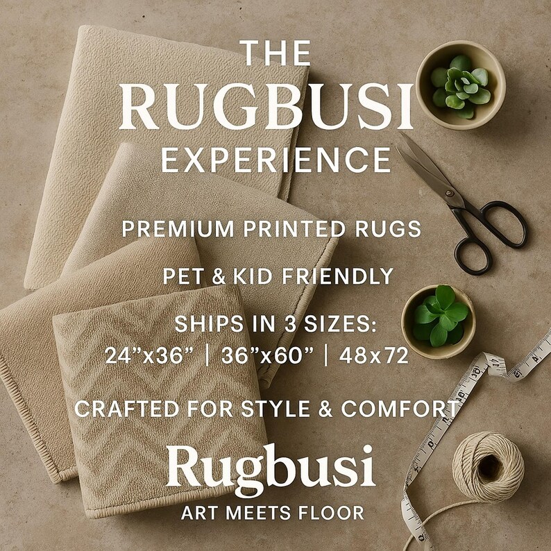 Puede incluir: Alfombras beige estampadas con el texto "The Rugbusi Experience". La imagen muestra tres tama&ntilde;os: 61cm x 91cm, 91cm x 152cm y 122cm x 183cm. Las alfombras se anuncian como aptas para mascotas y ni&ntilde;os. La imagen tambi&eacute;n incluye tijeras, peque&ntilde;as plantas y una cinta m&eacute;trica.