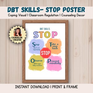 Könnte beinhalten: Ein gerahmtes Poster mit dem Text "DBT SKILLS - STOP POSTER" und den Wörtern "STOP", "Stop", "Take a step back", "Observe" und "Proceed mindfully" in verschiedenen Farben. Das Poster ist für Bewältigung, Klassenraumregulierung und Beratungsdekoration konzipiert.