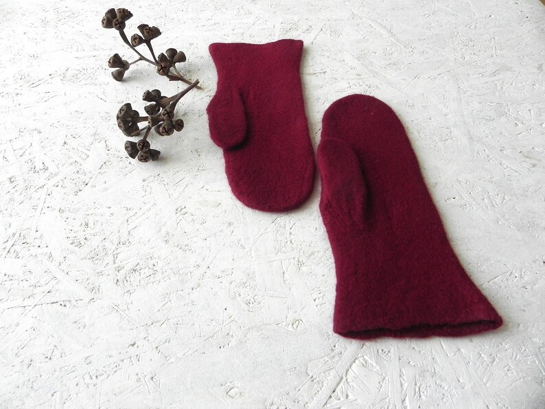 Felted mittens, wool mittens, burgundy mittens, minimalist mittens, merino wool, original, warm wool gloves, woman accessory, winter mittens image 3