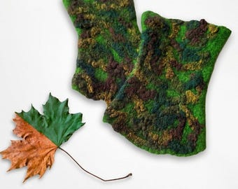 Guantes sin dedos de fieltro verde musgo, calentadores de muñeca de lana con estampado de camuflaje, calentadores de brazos con temática de hojas otoñales, regalo de invierno inspirado en la naturaleza para ella.