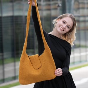 Senfgelbe Umhängetasche aus Merinowolle - Minimalistische gefilzte Handtasche mit langem Riemen - Handgemachte weiche Umhängetasche für den täglichen Gebrauch