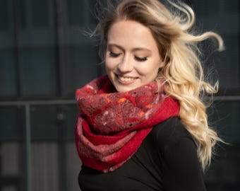 Bufanda de fieltro de lana merino hecha a mano en tonos rojos: un accesorio elegante y acogedor.