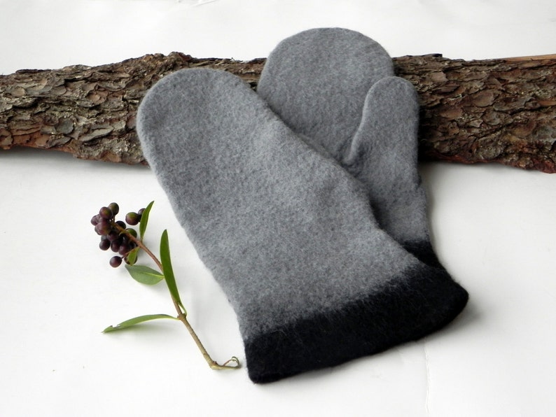 Gefilzte Handschuhe grau schwarze Wolle Handschuhe gefilzte Handschuhe warme Handschuhe Armwärmer Winter Zubehör Merinowolle große Weihnachtsgeschenk Bild 1