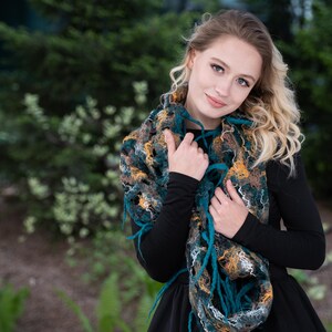 Hand-Felted Green Scarf – Nature-Inspired Wool Wrap | Cozy & Elegant Felted Accessory