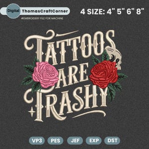 Peut inclure: Une broderie sur fond gris foncé présente la phrase "Tattoos Are Trashy" dans une police vintage, avec une rose rose, une rose rouge et un crâne. Le motif est disponible en quatre tailles : 10 cm, 13 cm, 15 cm et 20 cm.