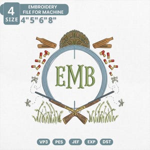 Può includere: Un disegno di ricamo con le lettere "EMB" all'interno di un cerchio blu con un mirino. Il disegno include due fucili incrociati, bossoli di fucile e il testo "RICAMO FILE PER MACCHINA" e "DIMENSIONE 10,16 cm 12,7 cm 15,24 cm 20,32 cm".