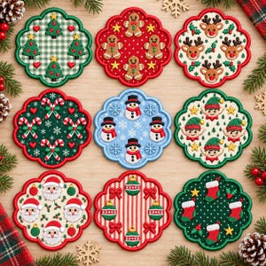 Könnte beinhalten: Ein Set aus neun bestickten Untersetzern mit gewelltem Rand, die verschiedene Weihnachtsmotive wie Lebkuchenmänner, Rentiere, Schneemänner, Weihnachtsmänner, Elfen, Zuckerstangen, Tannenbäume, Christbaumkugeln und Socken zeigen.