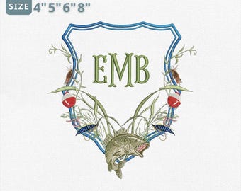 Könnte beinhalten: Ein Stickdesign mit einem Schild und den Buchstaben "EMB" in Grün. Das Design umfasst einen Fisch, Angelposen und Wasserpflanzen. Der Text "STICKDATEI FÜR MASCHINE" und die Größen 10,16 cm, 12,7 cm, 15,24 cm und 20,32 cm sind ebenfalls vorhanden.