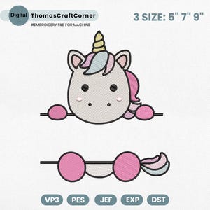 Op de afbeelding: Een borduurbestand met een cartoon eenhoorn ontwerp. De eenhoorn heeft een lichtgrijs gezicht, roze wangen en een gele hoorn. Het ontwerp bevat de tekst "ThomasCraftCorner" en "#EMBROIDERY FILE FOR MACHINE". De maten zijn 12,7 cm, 17,8 cm en 22,9 cm.