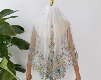Véu de noiva de renda com flores silvestres coloridas, véu de noiva de tule macio feito à mão, véu floral de renda bordada, véu personalizado para casamento no gramado