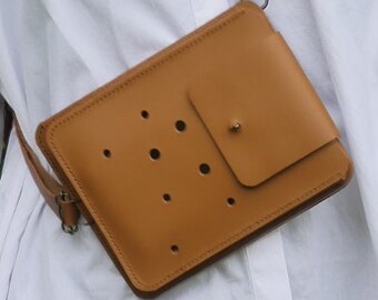 Pochette en cuir marron pour téléphone portable avec  2 poches et une bandoulière réglable