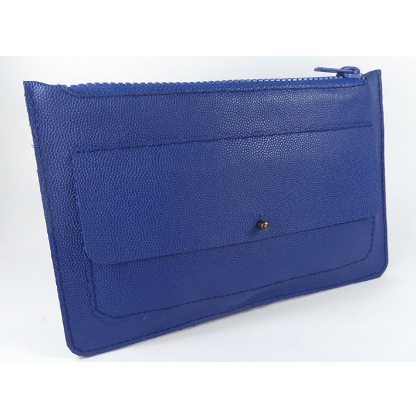 Pochette de sac en cuir bleu grain caviar, avec une fermeture zip et une poche rabat frontale