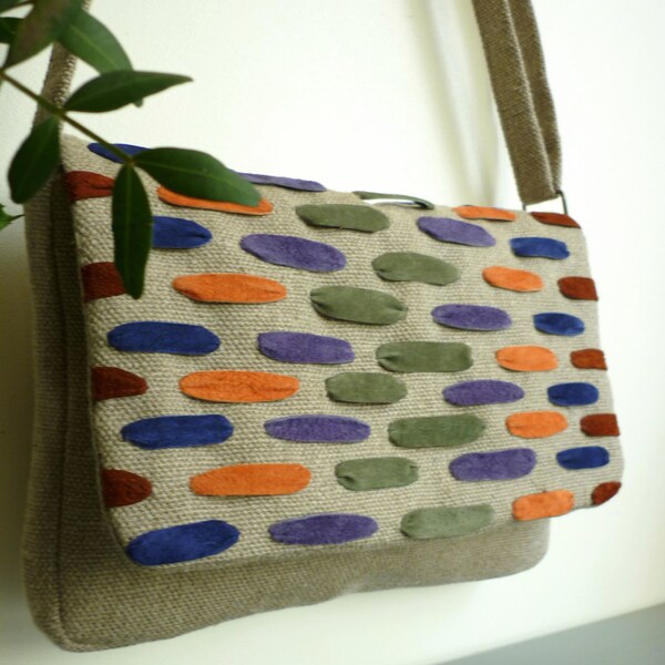 Shoulder bag in natural linen and multicolor leather bands