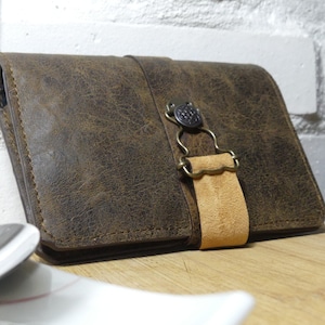 Tobacco pouch in vintage brown basane leather, elegant and functional - Made in France