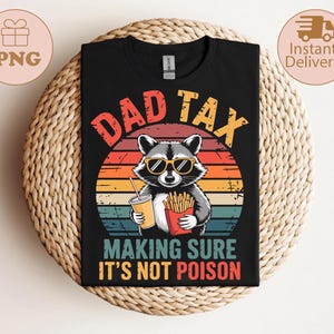 Puede incluir: Camiseta negra con un diseño de un mapache con gafas de sol, sosteniendo una bebida y patatas fritas, con el texto "DAD TAX MAKING SURE IT'S NOT POISON" en un diseño retro. Una camiseta divertida.