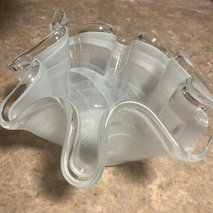 Ciotola in vetro soffiato a mano in stile Murano: vortice bianco opalescente, bordo arricciato / stile costiero