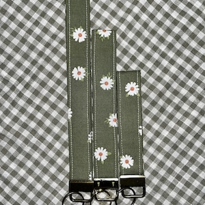 greenie daisies keychain