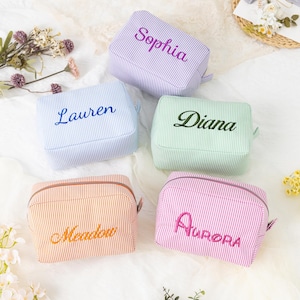 Personalisierte gestickte Seersucker Make-up-Tasche, Brautjungfer Geschenk Tasche, Brautparty Geschenke, Kosmetiktasche, Make-up-Veranstalter, Reise-Make-up-Tasche