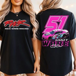Op de afbeelding: Zwarte T-shirts met race-thema graphics. Eén shirt toont "RWR Rick Ware Racing" in rood en wit. Het andere shirt toont een roze raceauto met het nummer "51" en de tekst "Cody Ware", perfect voor motorsportliefhebbers.