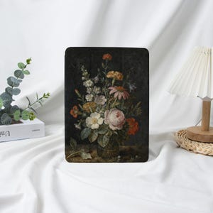Może przedstawiać: Etui na tablet z klasycznym obrazem martwej natury z bukietem kwiatów. Dzieło sztuki przedstawia różnorodne kwiaty w odcieniach różu, bieli, pomarańczy i żółci na ciemnym tle. Etui jest prostokątne i przeznaczone do ochrony tabletu.