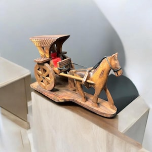 Handgefertigtes Pferd und Wagen aus Holz, Geschenk, Pferd zieht Wagen, Skulptur, Vintage 90er Jahre, Pferd mit Wagen