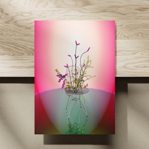 Silla de alambre Eames • Póster con degradado Aura • Postal de flores rosas • Descarga digital imprimible • Decoración de pared para el hogar