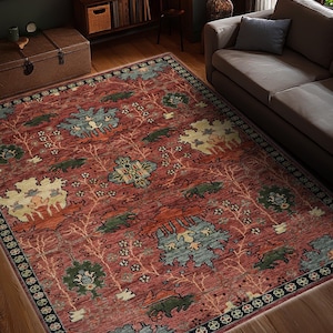 Puede incluir: Una alfombra rectangular roja con un detallado estampado floral. La alfombra presenta un dise&ntilde;o central con motivos florales azules, verdes y crema, rodeado por un borde oscuro. La alfombra est&aacute; colocada sobre un suelo de madera.