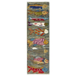 Könnte beinhalten: Ein rechteckiger, handgewebter Teppich mit einer Reihe stilisierter Fische in verschiedenen Farben. Die Fischdesigns umfassen Blau, Gelb, Rot und Weiß, vor einem gedämpften grünen Hintergrund. Der Text "Hank Woven" ist auf dem Teppich zu sehen.