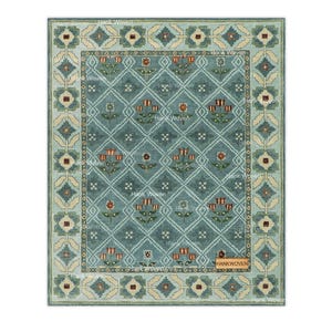 Peut inclure: Tapis rectangulaire turquoise avec un motif floral et géométrique. Le tapis présente une bordure avec des formes florales et en losange beiges, vertes et marron. Le motif central comprend des losanges et des fleurs stylisées. Le texte "Hank Woven" est visible.