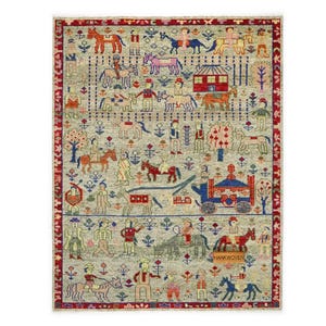 以下が含まれることがあります： 長方形の手織りのラグで、薄いグレーの背景と赤い縁取りがあります。ラグには、赤、青、緑など、さまざまな色の人物、馬、建物の詳細なパターンが施されています。「HANKWOVEN」の文字がラグに表示されています。