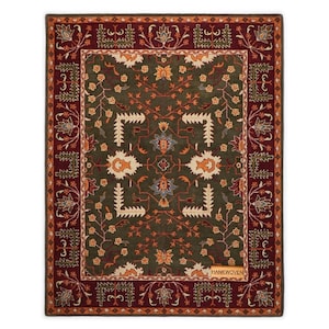 Może przedstawiać: Prostokątny, ręcznie tkany dywan ze skomplikowanym wzorem kwiatowym. Dywan ma ciemnozielone centralne pole z kremowymi, pomarańczowymi i niebieskimi akcentami. Bordowa obwódka obramowuje wzór, z widocznym tekstem "HANKWOVEN".