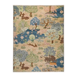 Puede incluir: Alfombra beige con una escena de bosque con árboles, ciervos y leopardos. La alfombra tiene un río azul y varios árboles en tonos verdes y azules. La alfombra tiene forma rectangular.
