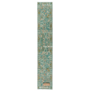 Puede incluir: Una alfombra de pasillo rectangular turquesa con un intrincado diseño floral en tonos beige, naranja y verde. La alfombra tiene el texto "Hank Woven" en la parte superior, media e inferior.