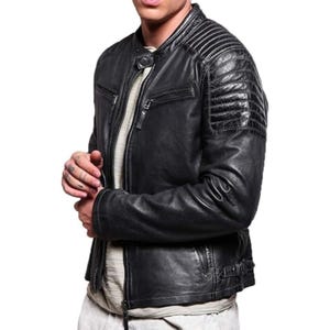 Klassische Moto-Lederjacke für Herren - Gesteppte Schulterpanzerung - Mutiger schwarzer Biker-Look für Streetwear, Racing & Casual Style