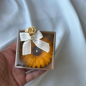 Bomboniera con candela personalizzata a forma di girasole - Regalo rustico per invitati a nozze - Ricordo di nozze boho - Candela di fiori di soia fatta a mano per bomboniera di nozze e fidanzamento